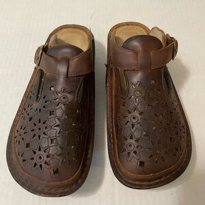 Alegria ALG 644 women’s brown leather clogs